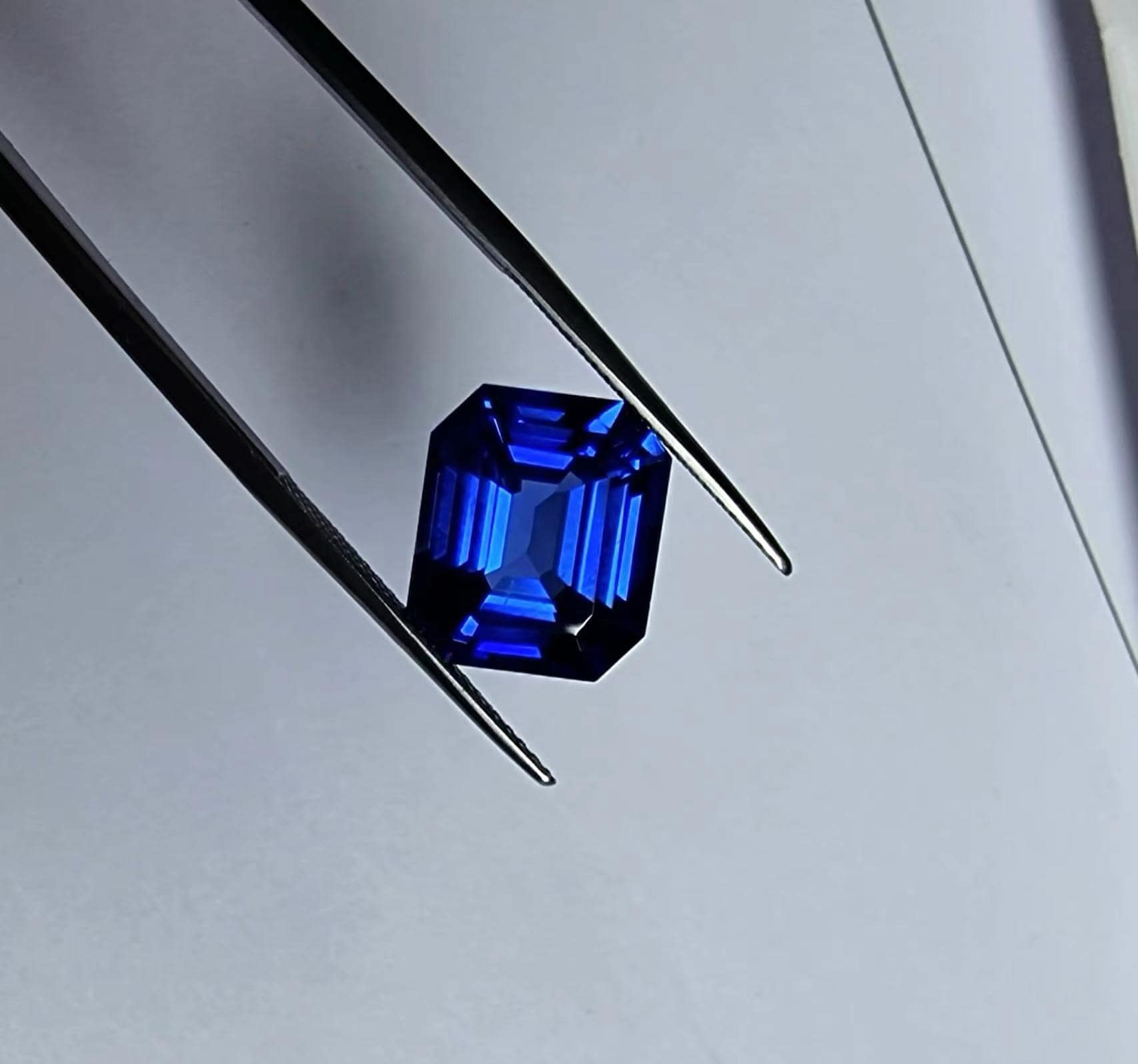 This unheated 9.52 carat sapphire originated from Myanmar.